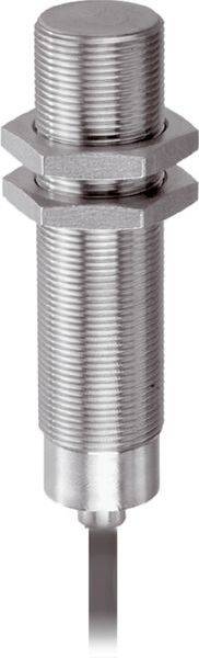 Metallischer Gewindezylindersensor mit Sechskantmutter und Kabel, isoliert auf weißem Hintergrund dargestellt.