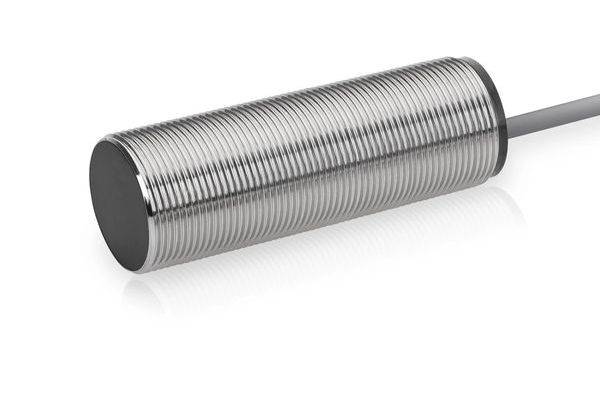 Zylindrischer Metall-Induktiver Näherungssensor mit Gewindekörper und Kabel, das sich von einem Ende erstreckt, auf weißem Hintergrund dargestellt.