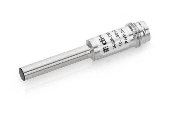 Silbersonde aus Zylindralmetall mit langem Spitzenteil und beschriftetetem Körper auf weißem Hintergrund.