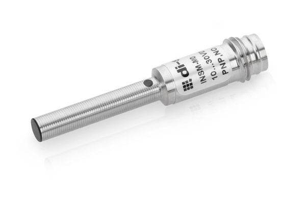 Nahaufnahme eines metallischen zylindrischen Industrie-Sensors oder einer Sonde mit Gewindelehner und langem Schaft auf weißem Hintergrund.