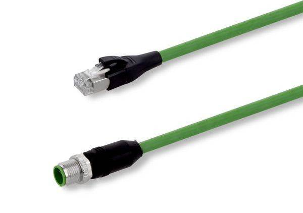 Zwei grüne Netzwerkkabel mit verschiedenen Steckverbindern: ein RJ45-Ethernet-Stecker und ein Metallstecker mit Gewinde.