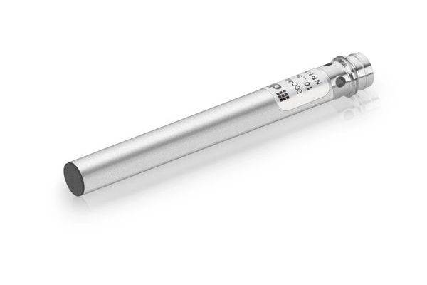 Eine silberfarbige zylindrische Vape-Pen- oder E-Zigaretten-Batterie mit weißem Etikett, gezeigt auf weißem Hintergrund.