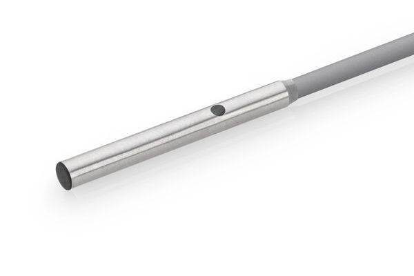 Nahaufnahme einer Metall-Sonde oder eines thermometerähnlichen Sensors, der an einem Kabel befestigt ist, auf weißem Hintergrund dargestellt.