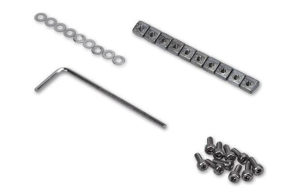 Sortierte Hardwareteile: Unterlegscheiben, ein L-förmiger Inbusschlüssel, eine Reihe von Metallplatten und mehrere Schrauben auf weißem Hintergrund.