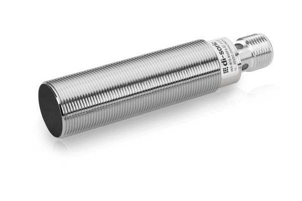 Ein zylindrischer Metallsensor mit Gewinde, schwarzem Sensorkopf und Steckkonnektortip, dargestellt auf weißem Hintergrund.