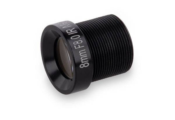 Schwarzes 8-mm-Objektiv F8.0 IR mit Gewinde-Fassung auf weißem Hintergrund.