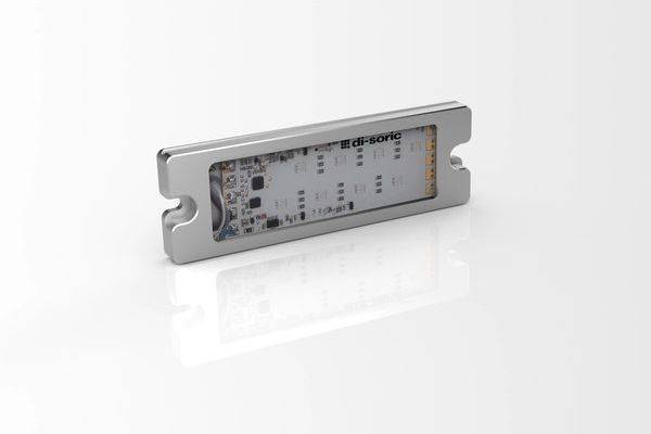 Silbernes rechteckiges elektronisches Modul oder Leiterplatte in einem Metallgehäuse, isoliert auf weißem Hintergrund dargestellt.