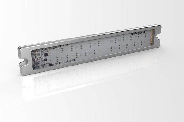 Langes silbernes elektronisches Schaltplattenmodul in einem Metallrahmen, auf weißem Hintergrund dargestellt.