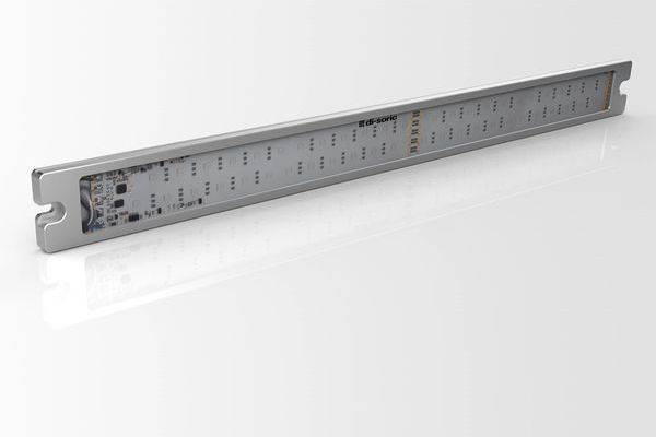 Ein langes, schlankes silbernes Elektronik-Rackmodul mit perforiertem Frontpanel und Montagelaschen, dargestellt vor weißem Hintergrund.
