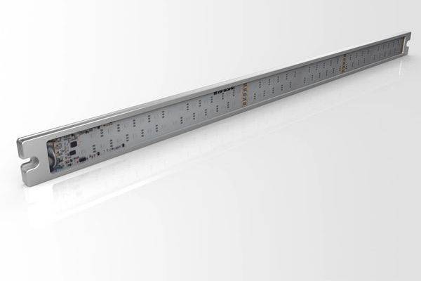Langes Metallmodul mit elektronischen Komponenten oder Leiterplattenassembly mit Komponentenreihen in einem schlanken rechteckigen Gehäuse, auf weißem Hintergrund dargestellt.