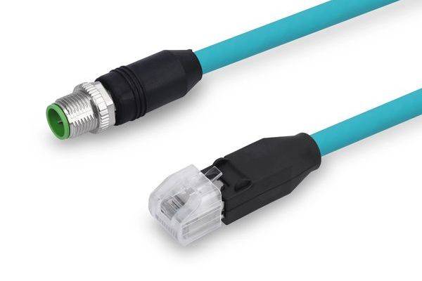 Zwei türkisfarbene Kabel mit unterschiedlichen Steckern: ein metalliger runder Industriestecker und ein durchsichtiger RJ45-ähnlicher Ethernet-Stecker.