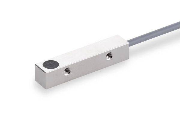 Kleiner rechteckiger metallischer Wägesensor mit angeschlossenem Kabel, gezeigt auf weißem Hintergrund.