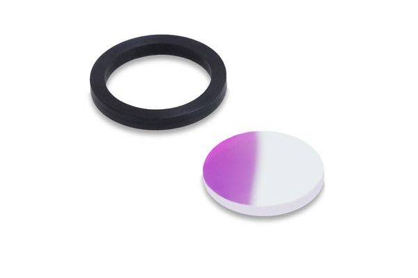 Zwei optische Komponenten auf weißem Hintergrund: eine schwarze ringförmige Linse und eine runde Scheibe mit violetter und weißer Beschichtung.