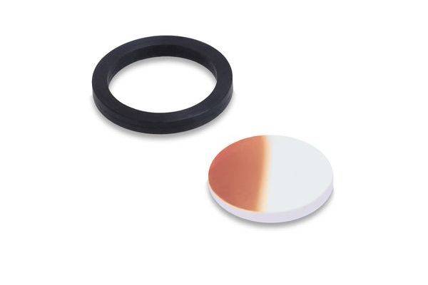 Zwei kreisförmige optische Filterstücke auf weißem Hintergrund: ein schwarzer Ring und eine runde Filterscheibe mit einem kupferrot gefärbten Abschnitt.