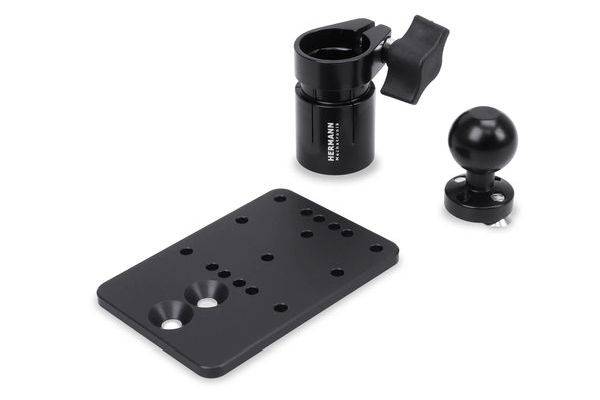 Schwarze Montageplatte mit mehreren Löchern, einem Klemmadapter und einem Kugelkopfbolzen zum Befestigen von Kamera- oder Zubehörausrüstung.