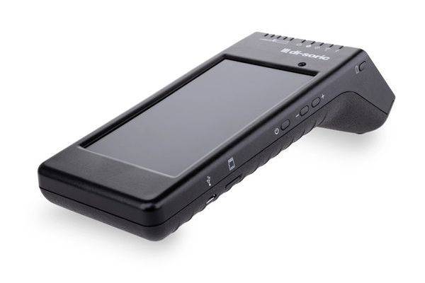 Ein schwarzes tragbares medizinisches Gerät mit Touchscreen und Seitentasten, dargestellt auf weißem Hintergrund.