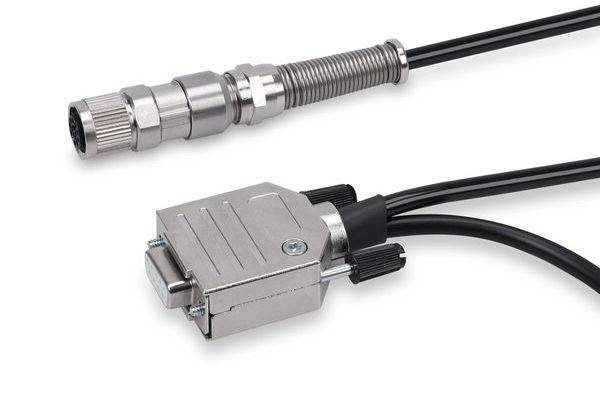 Zwei Industriekabelverbinder mit schwarzen Kabeln auf weißem Hintergrund, ein gewindeltes Metallsensorstecker und ein rechteckiger Verbinder.
