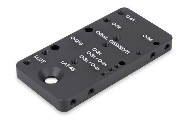 Schwarze rechteckige Metalloptik-Montageplatte mit mehreren Gewindebohrungen und beschrifteten Positionen zur Befestigung von optischen Komponenten.