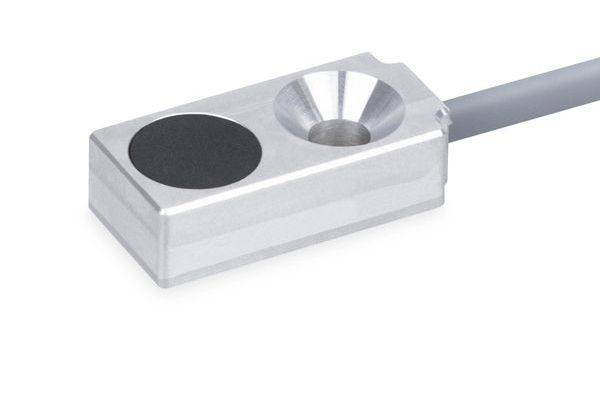 Ein silberfarbenes Metallhandwerkzeug mit zwei kreisförmigen Köpfen, einer schwarzen flachen Auflage und einer trichterförmigen Öffnung, befestigt an einem grauen Griff.