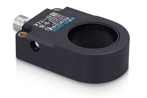 Schwarzer zylindrischer Metallsensor oder Klemmhalterung mit Gewindeseitenöffnung und großer kreisförmiger Öffnung, dargestellt auf weißem Hintergrund.