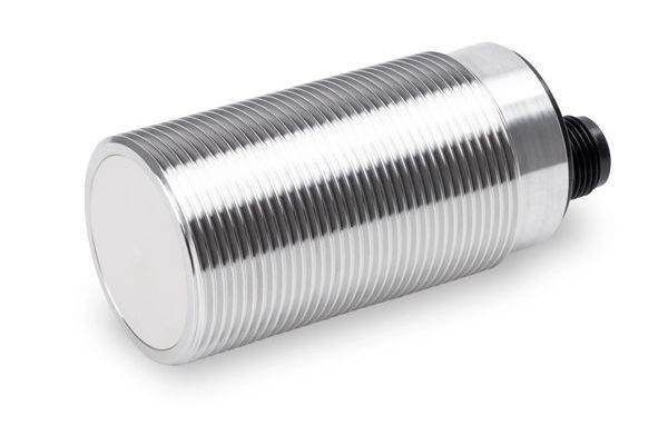 Nahaufnahme eines silbernen metallischen Gewindezylinder-Sensors mit schwarzem Steckeranschluss, gezeigt auf weißem Hintergrund.