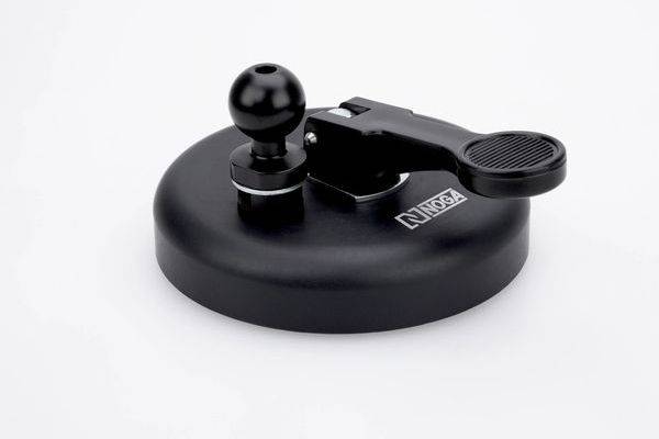 Magnetische schwarze Basis mit Kugelknopf und Scharnierhebel, wahrscheinlich eine Befestigungs- oder Klemmvorrichtung auf weißem Hintergrund