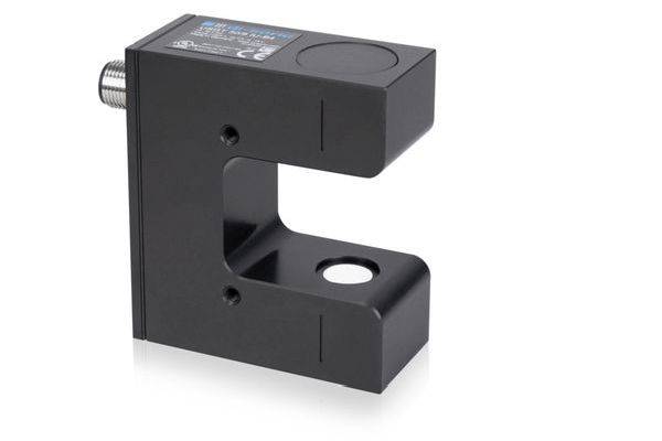 Schwarzer C-förmiger Industrie-Sensor oder eine Halterung mit Gewindeverbinder und Montageloch auf weißem Hintergrund.