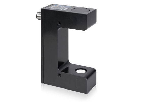 Schwarze C-förmige Industrie-Sensor- oder Klemmhalterung mit Befestigungsloch und Seitenverbinder, isoliert auf weißem Hintergrund.