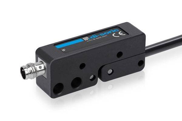 Schwarzer Industriesensor mit Kabel und Metallstecker, beschriftet mit 'ifm electronic', auf weißem Hintergrund dargestellt.