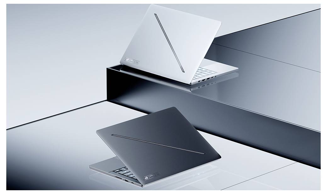 Zwei schlanke Laptops mit teilweise geschlossenen Deckeln, einer weiß und einer dunkelgrau, angezeigt auf gespiegelten geometrischen Oberflächen in einer produktstilisierten Szene.