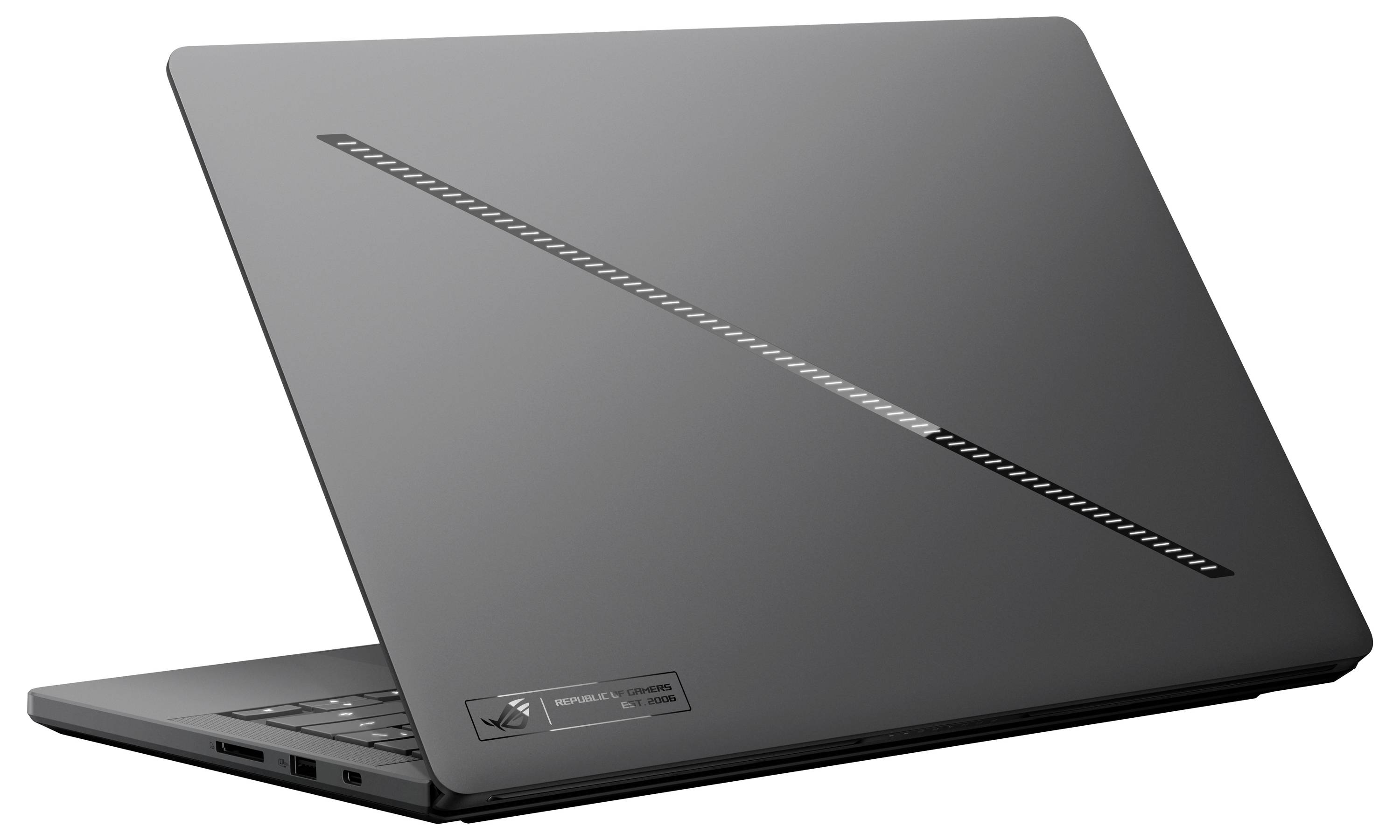 Ein schwarzes ASUS-Laptop, geschlossen auf weißem Hintergrund gezeigt, in einem Winkel positioniert, um den Deckel, die Tastaturkante und die seitlichen Anschlüsse sichtbar zu machen.