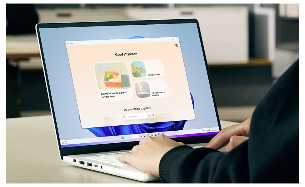 Person, die einen Laptop benutzt, zeigt einen Willkommens-/Einrichtungsbildschirm mit 