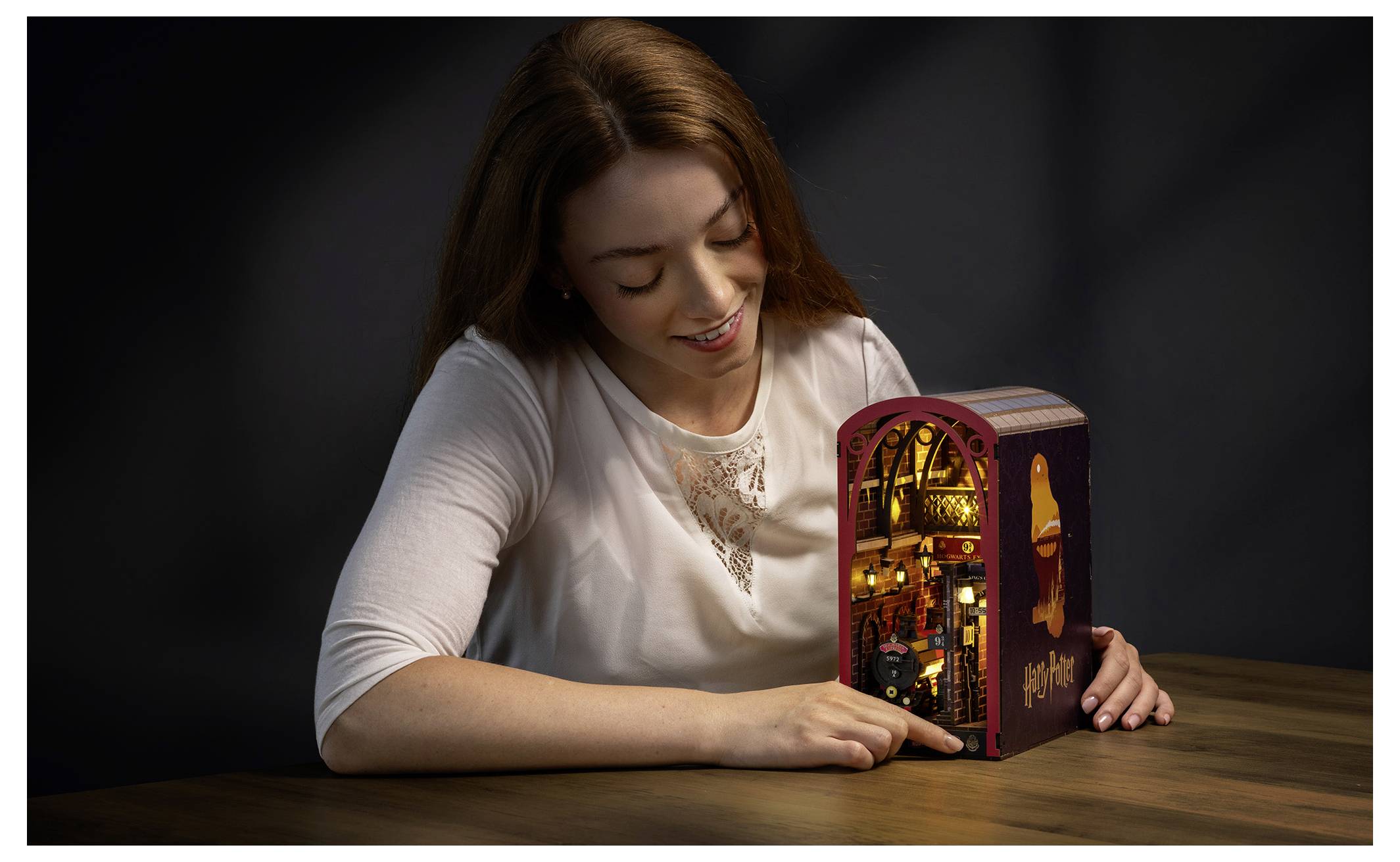 Revell Holz "Tiny Adventures - Harry Potter "Hogwarts Express"" Book Nook