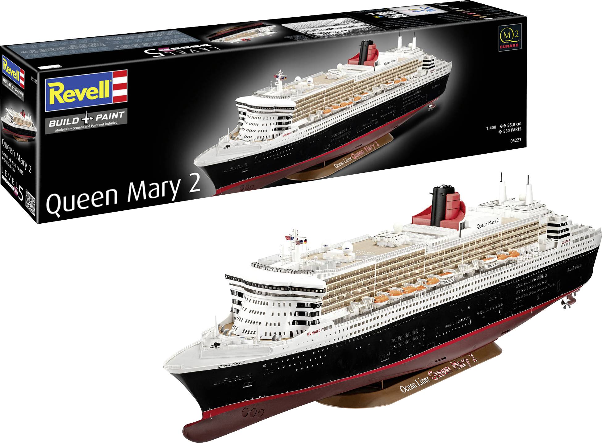 Modellbausatz-Schachtel und zusammengebautes Modell des Kreuzfahrtschiffes Queen Mary 2 von Revell, shown in profile vor weißem Hintergrund.