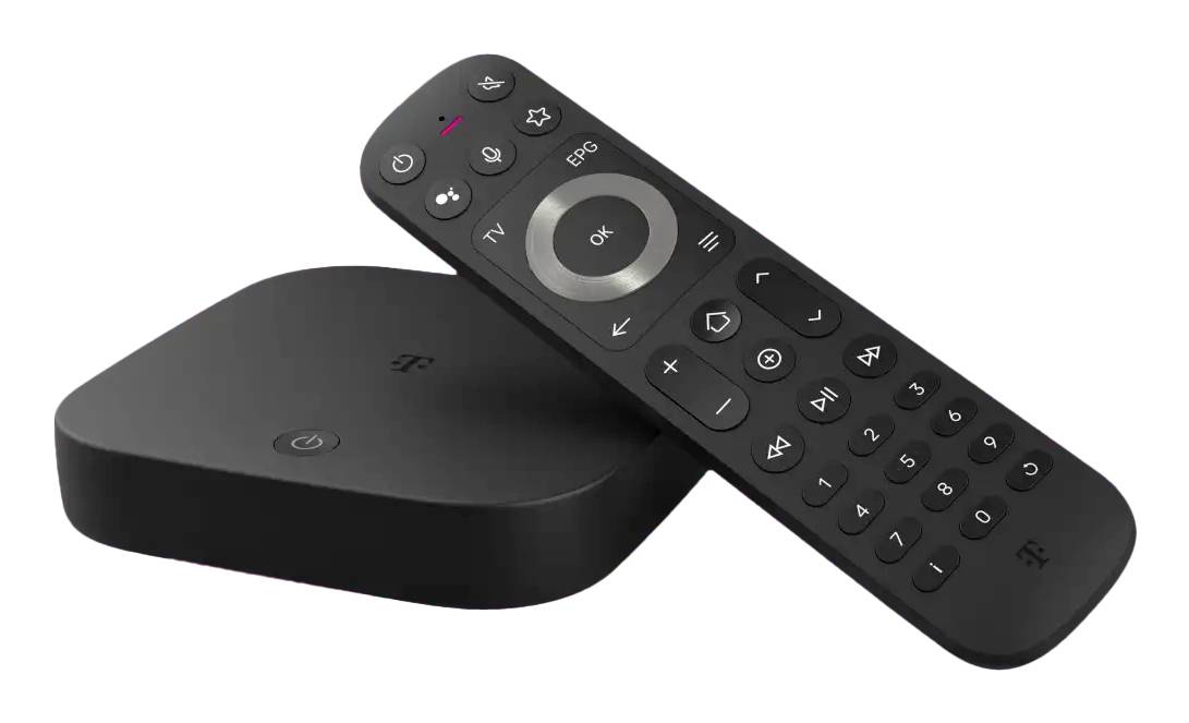 Schwarze TV-Streaming-Box mit passender Fernbedienung auf weißem Hintergrund.
