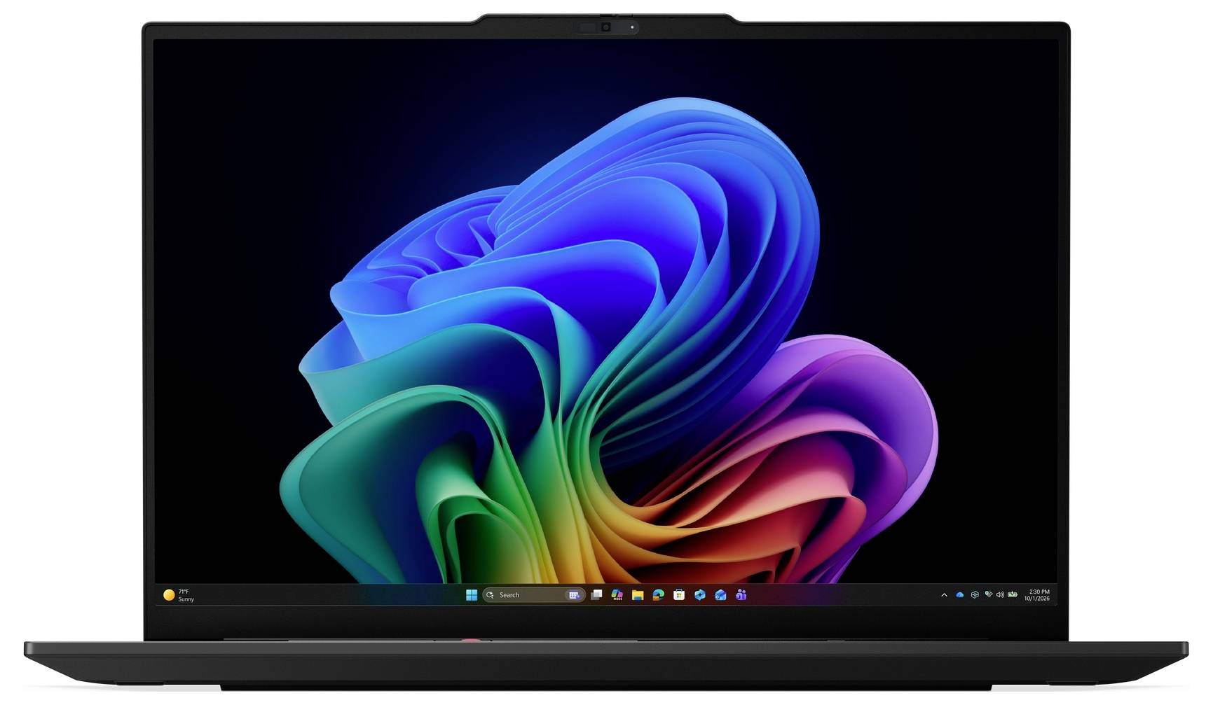 Ein Laptop, der auf einem schwarzen Bildschirm die abstrakte Wirbeltapete von Windows 11 in Blau, Grün und Violett anzeigt.