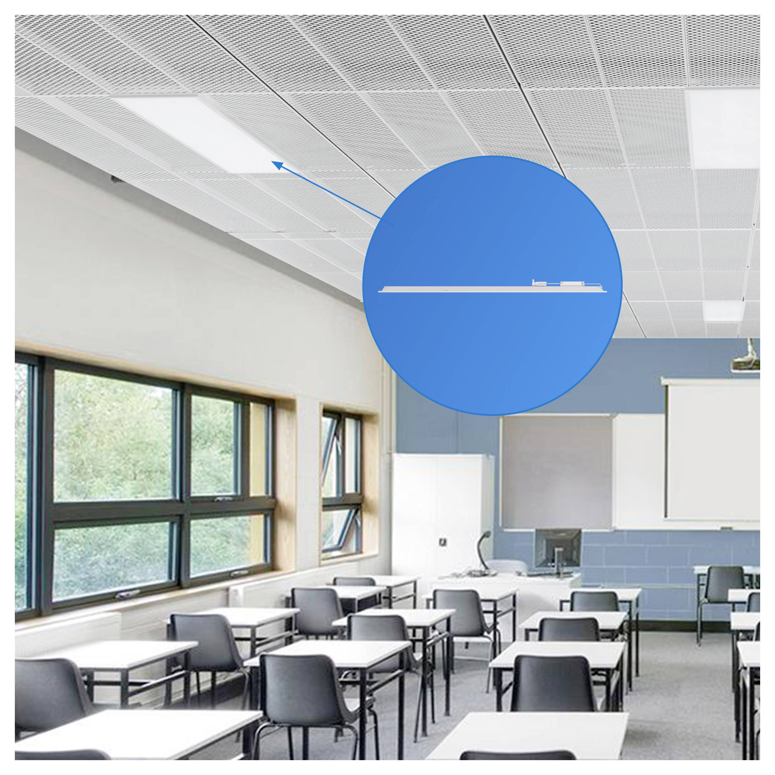 Leeres Klassenzimmer mit Schreibtischen und Fenstern, überlagert von einer blauen kreisförmigen Legende, die auf die weiße Deckenleuchte zeigt.