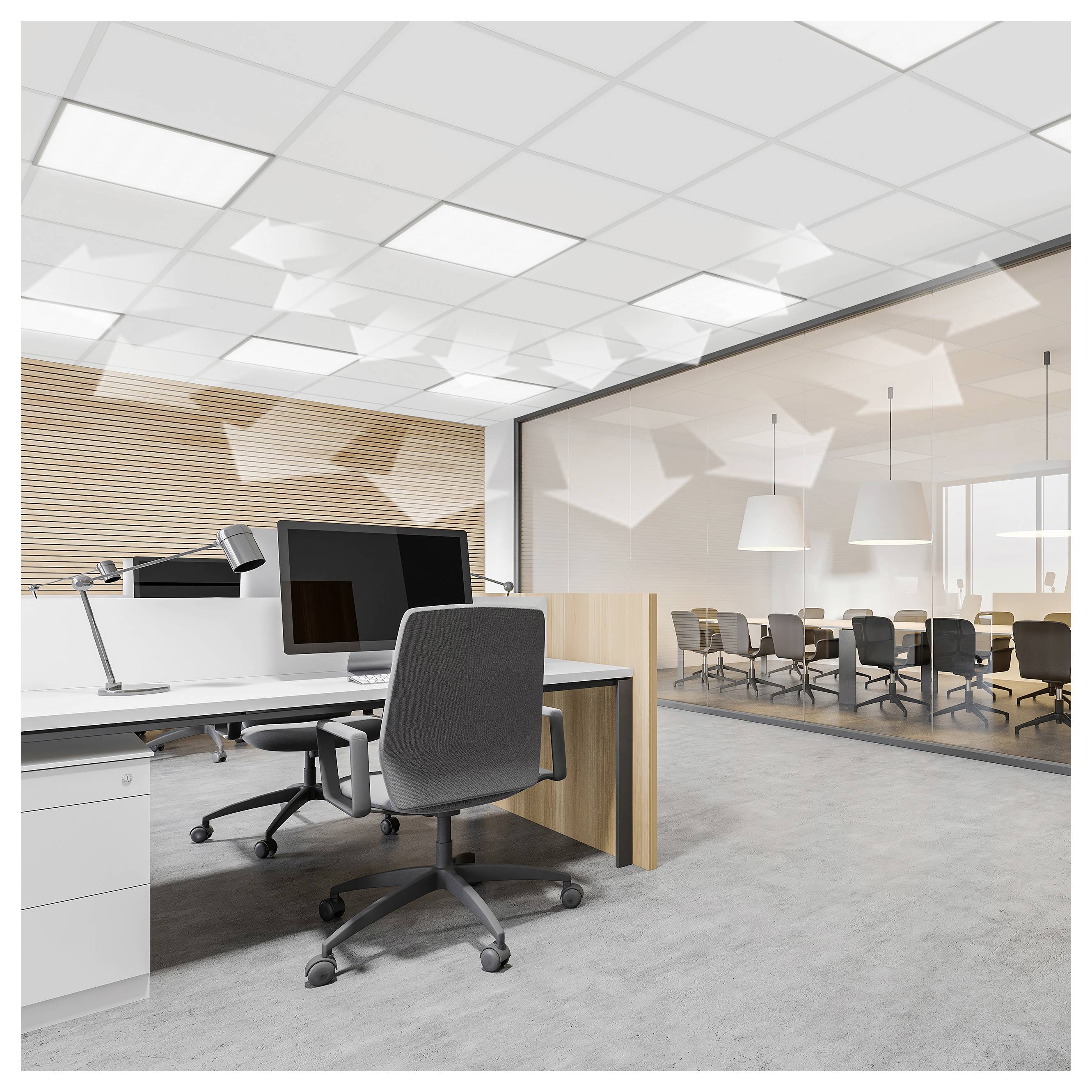 Modernes Open-Office-Büro mit einem leeren Schreibtisch, Computer und Stuhl im Vordergrund und einem Konferenzraum mit Glaswänden, hängenden Lampen und Stühlen im Hintergrund.