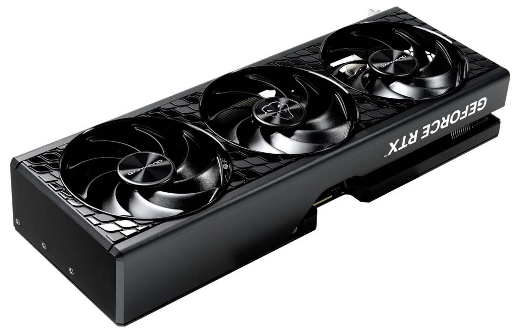 Schwarze GeForce RTX-Grafikkarte mit drei Kühlventilatoren auf weißem Hintergrund gezeigt.
