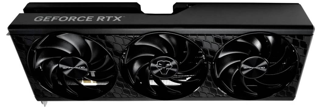 GeForce RTX Grafikkarte mit drei großen Kühlventilatoren auf einem schwarzen Kühlgehäuse, frontal dargestellt.