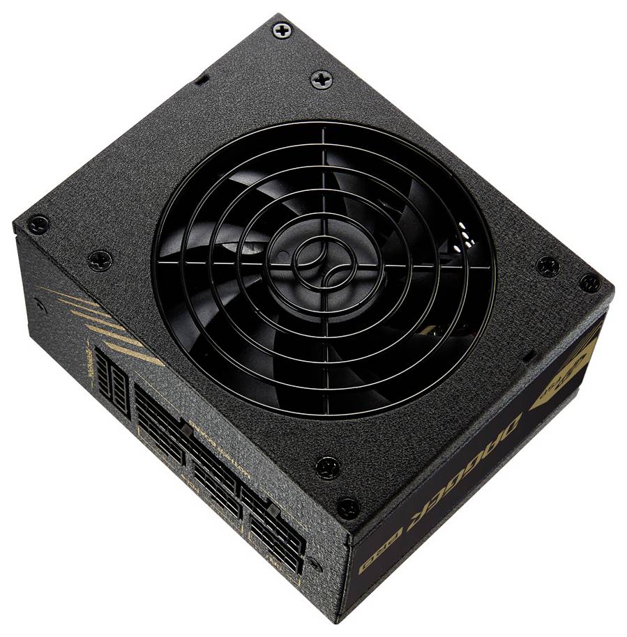 Schwarzes quadratisches Stromversorgungsgerät für Computer mit großem Kühlventilator und Belüftungsgitter, dargestellt auf weißem Hintergrund.