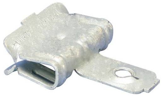 Metallische Kabelklemme oder Verbinder mit flacher Montagelaschen und Schraubenloch, isoliert auf weißem Hintergrund dargestellt.