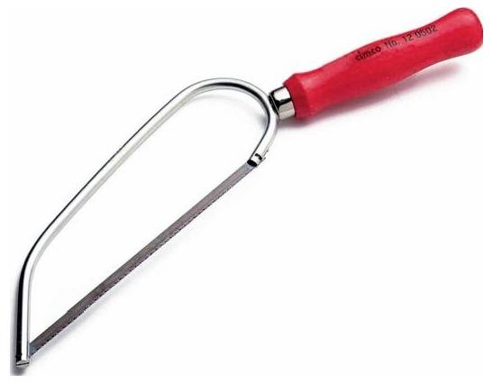 Handheld-Bügelsäge mit rotem Griff auf weißem Hintergrund.