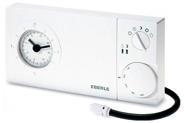 Weißer EBERLE-Thermostat mit analoger Uhr und zwei Reglerdrehknöpfen, dargestellt mit angeschlossenem schwarzem Sensorkabel.