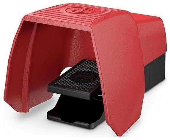 Roter Fußschalter mit Schutzhaube, zeigt ein schwarzes Druckpedal im Inneren für freihändige Steuerung.