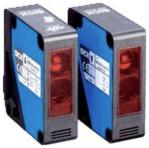 Zwei blaue industrielle photoelektrische Sensoren mit roten Linsen nebeneinander auf weißem Hintergrund.