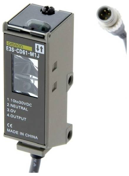 Omron E3S-CD61-M1J Fotoelektrischer Sensor mit Steckerverbindung, von vorne und von der Seite vor weißem Hintergrund dargestellt.