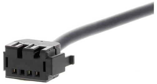 Nahaufnahme eines schwarzen Stromsteckers mit angebrachtem Kabel auf weißem Hintergrund.