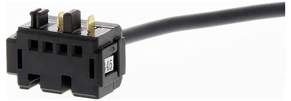 Nahaufnahme eines schwarzen Elektrosteckers auf einem Kabel mit drei Metallstiften, der zur Verdrahtung oder Stromverbindung verwendet wird.
