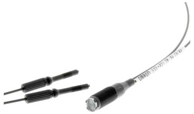 Zwei schwarze Glasfaserstecker und ein weißes Kabel mit einem durchsichtigen Stecker auf weißem Hintergrund.